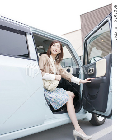 車から降りる女性 5205096