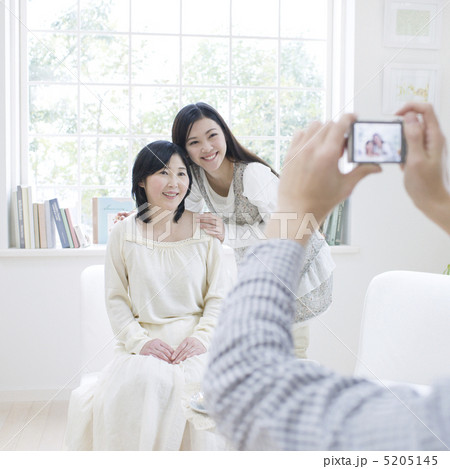 写真を撮る親子 写真を撮る親子 5205145
