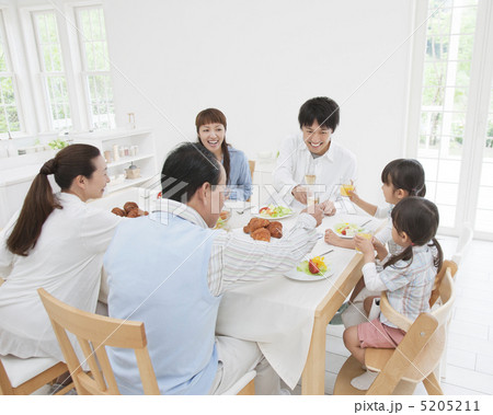 乾杯をする家族 5205211