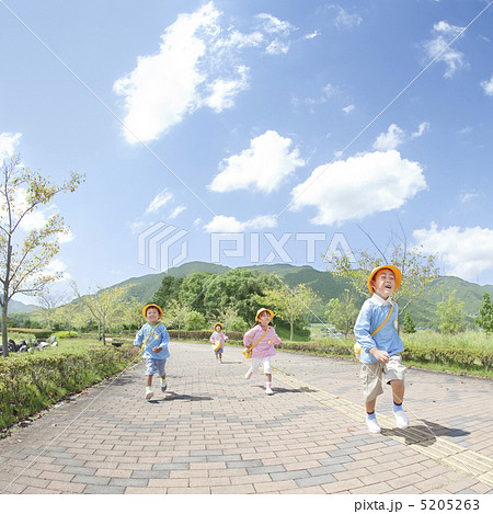 道を走る日本人の幼稚園児達 5205263