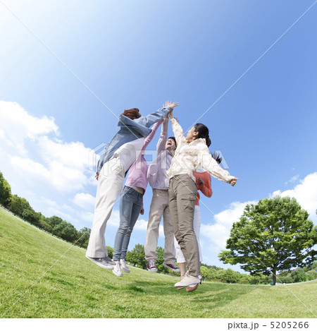 ジャンプしてハイタッチする若者達 ジャンプしてハイタッチする若者達 5205266
