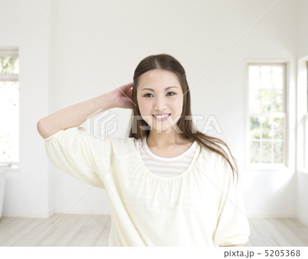 頭を触る女性 5205368