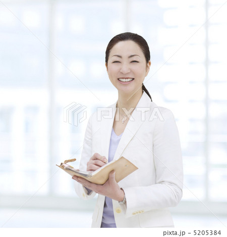 手帳を持つビジネスウーマン 5205384