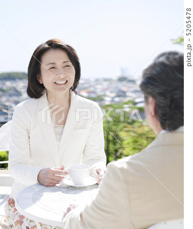 テラスで会話を楽しむ夫婦 5205478