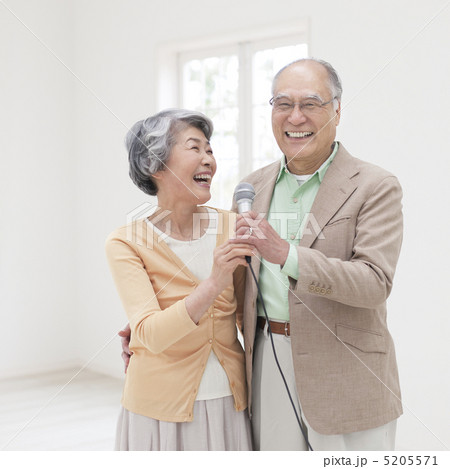 マイクを持つシニアの夫婦 5205571