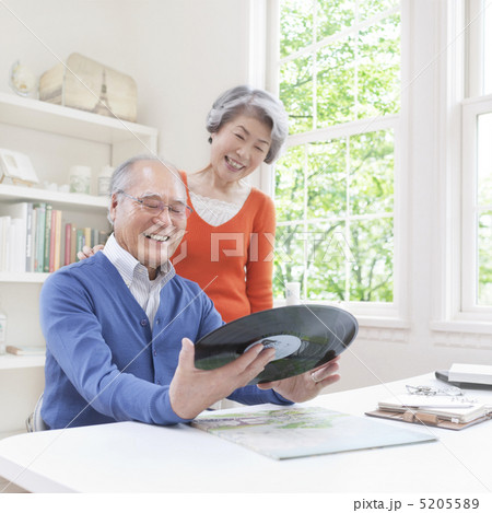 レコードを持つシニアの夫婦 レコードを持つシニアの夫婦 5205589