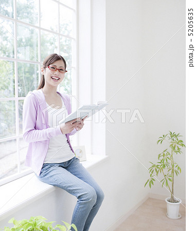 窓辺に座って本を読む女性の写真素材 5205635 Pixta