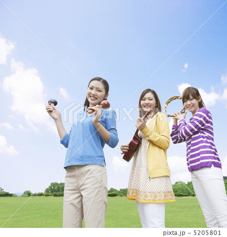 楽器を演奏する笑顔の女性達 楽器を演奏する笑顔の女性達 5205801