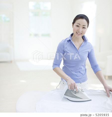 アイロンをかける女性 5205935