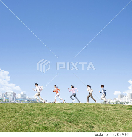 走る若者達 5205936