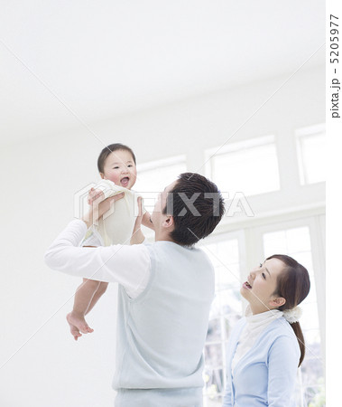 父親に抱き上げられる赤ちゃん 5205977