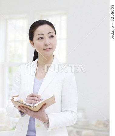 手帳を持つビジネスウーマン 5206008