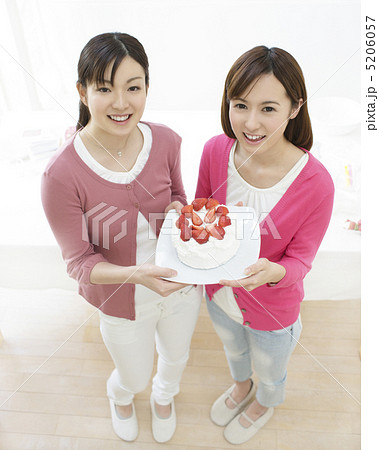 ケーキを持つ二人の女性の写真素材