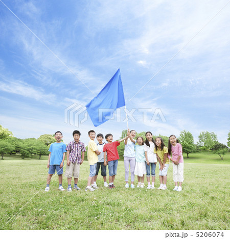 旗を掲げる子供たち 旗を掲げる子供たち 5206074
