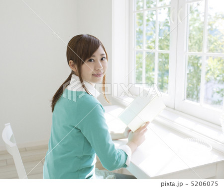 本を読む女性 5206075