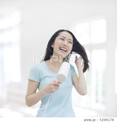 ドライヤーをあてる女性 5206176