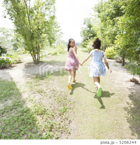 手をつないで走る2人の女の子 5206244