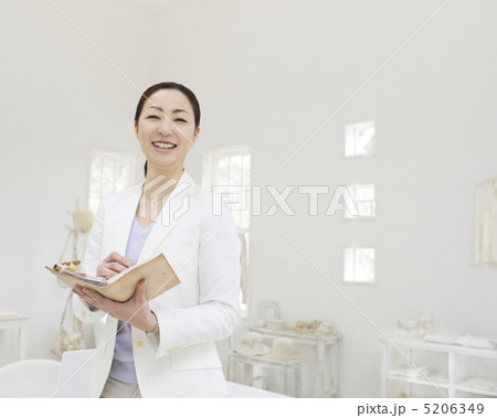 手帳を持つビジネスウーマン 5206349