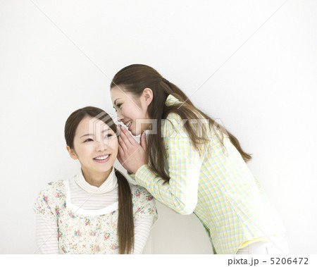 内緒話をする二人の女性 5206472