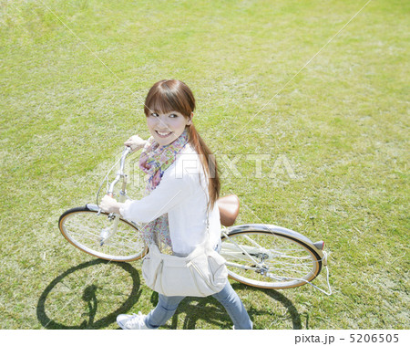 自転車をおす女性 5206505