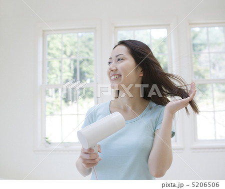 ドライヤーをあてる女性 ドライヤーをあてる女性 5206506