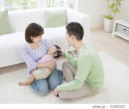 眠る息子を見つめる夫婦 5206507