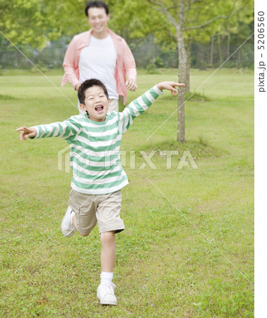 公園を走る親子 5206560