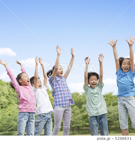 両手を挙げてジャンプする子供達 5206631