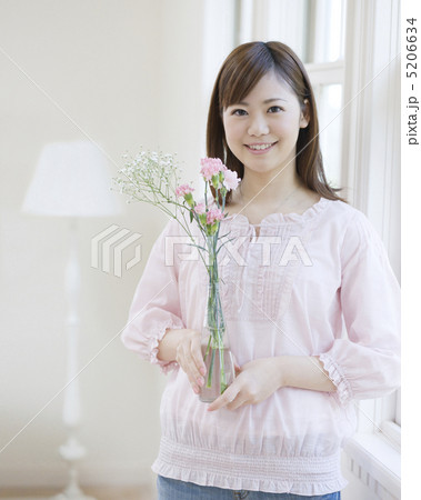 花瓶を持つ笑顔の女性の写真素材 [5206634] - PIXTA