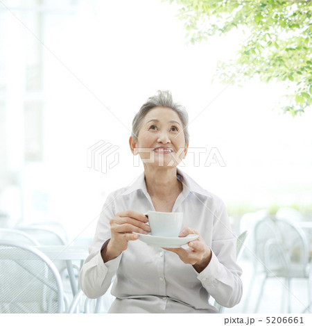 ティータイムの日本人シニア女性 5206661