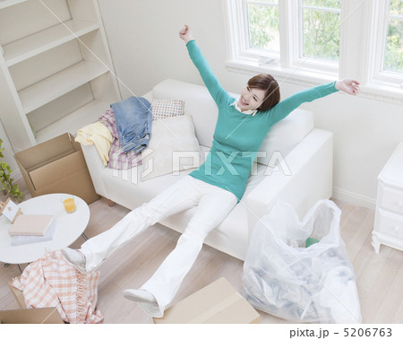 ソファに座って伸びをする女性 5206763
