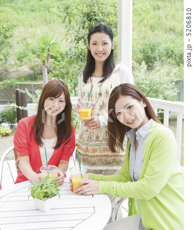 テラスでティータイムをする女性達 5206810
