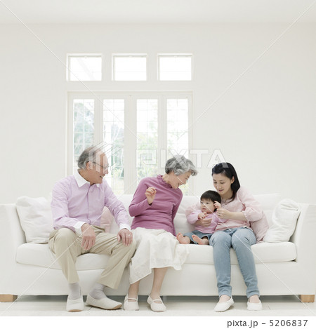 ソファに座る祖父母と母親と孫 5206837