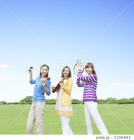 楽器を演奏する笑顔の女性達 5206893