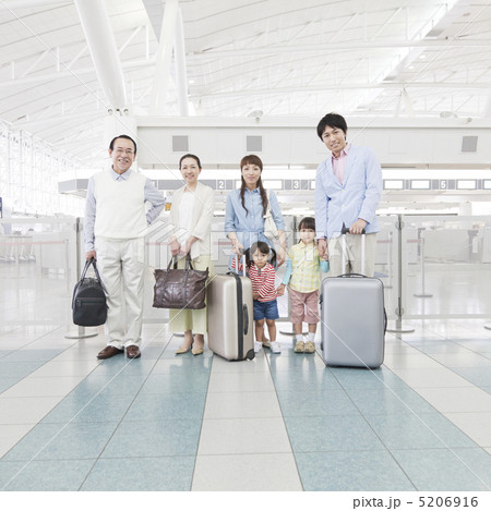 旅行カバンを持った家族 旅行カバンを持った家族 5206916