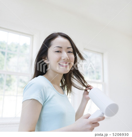 ドライヤーをあてる女性 ドライヤーをあてる女性 5206930