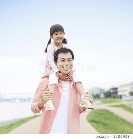 肩車をする笑顔の親子 5206933