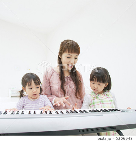 ピアノを弾く親子 5206948