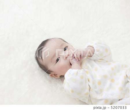 カーペットの上に寝そべる赤ちゃん 5207033