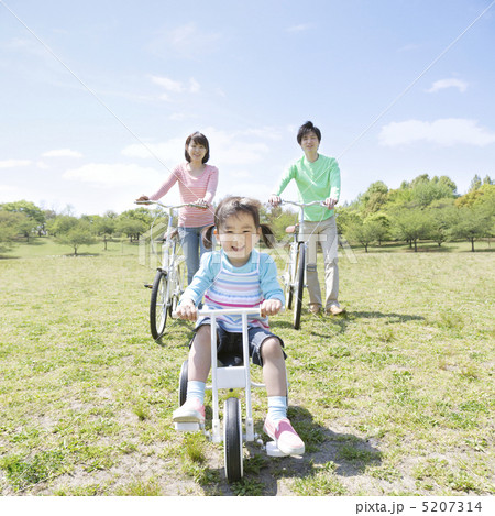 自転車に乗る家族 自転車に乗る家族 5207314