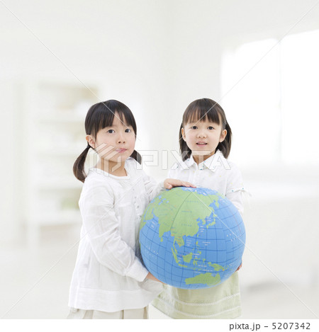 地球を持った２人の女の子 5207342