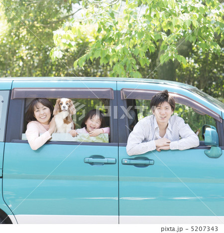 車から顔を出す家族 5207343