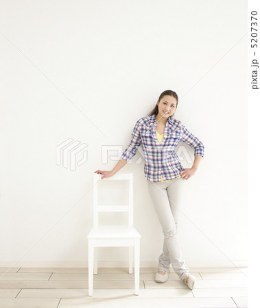 イスに手をついて立つ女性 5207370
