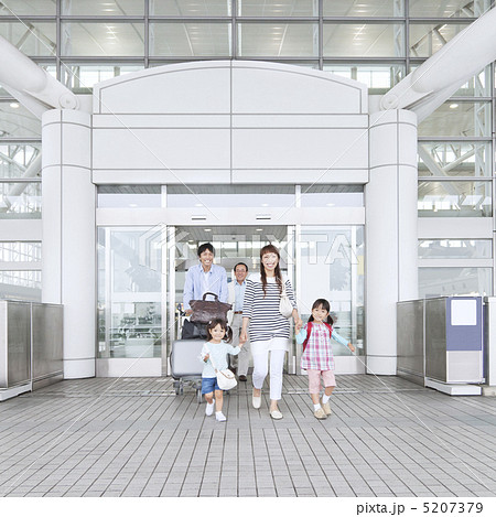 旅行に出かける家族 旅行に出かける家族 5207379