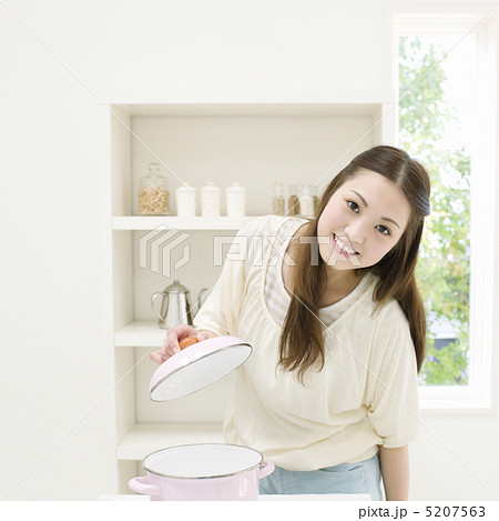 鍋の蓋を開ける女性 5207563