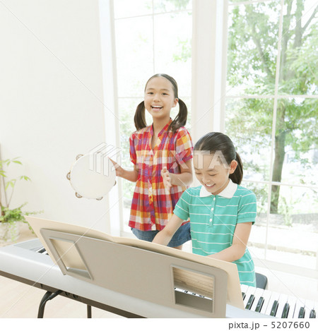 楽器を演奏する2人の女の子 楽器を演奏する2人の女の子 5207660