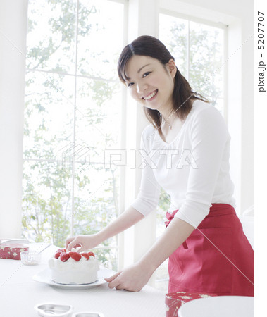 ケーキを作る女性 5207707