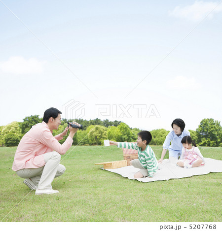 家族をビデオカメラで撮影する父親 5207768