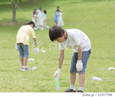 公園のゴミを拾う子供達 5207796
