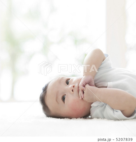 カーペットの上に寝そべる赤ちゃん 5207839